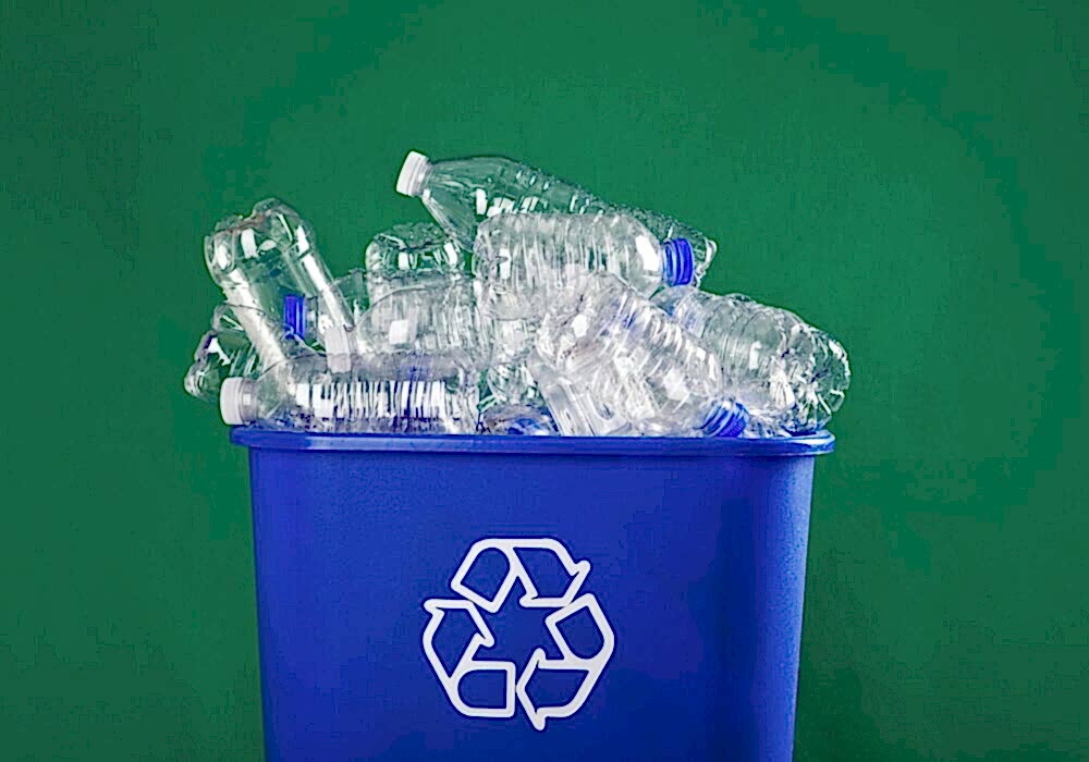 Geri dönüşüm aynı zamanda enerji tasarrufu yapılmasına yardımcı olur. Geri dönüştürülen malzemelerin yeniden kullanımı, üretim için gerekli olan enerji tüketimini azaltır. Örneğin, geri dönüştürülen kağıt, tekrar hamur haline getirilerek yeni kağıt ürünlerinin üretiminde kullanılabilir. Bu sayede, ağaç kesimlerinin azalmasına ve enerji tasarrufuna katkı sağlanır.