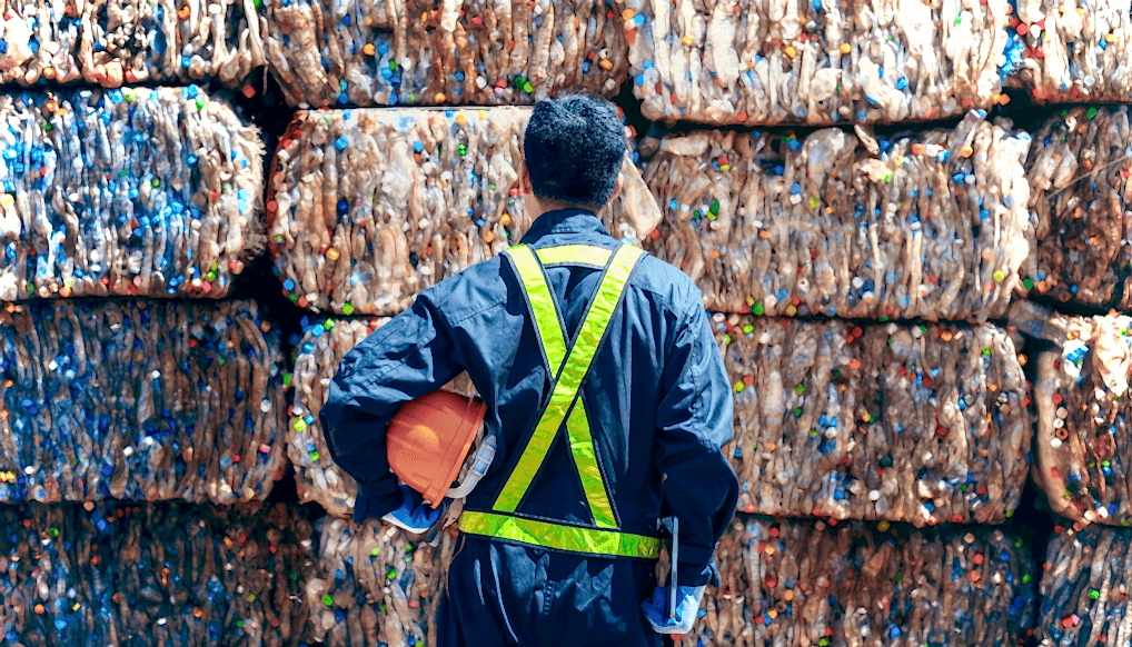 Geleneksel plastik geri dönüşüm yöntemleri, plastik atıkların toplanması, ayrıştırılması, temizlenmesi, öğütülmesi ve yeniden kullanım için granüller haline getirilmesi adımlarını içermektedir. Ancak, bu yöntemler sadece belirli plastik türlerini işleyebilir ve plastik atıkların geri dönüştürülmesinde belirli sınırlamaları bulunmaktadır. Bu nedenle, yeni geri dönüşüm teknolojileri geliştirilerek bu sınırlamaların aşılması hedeflenmektedir.